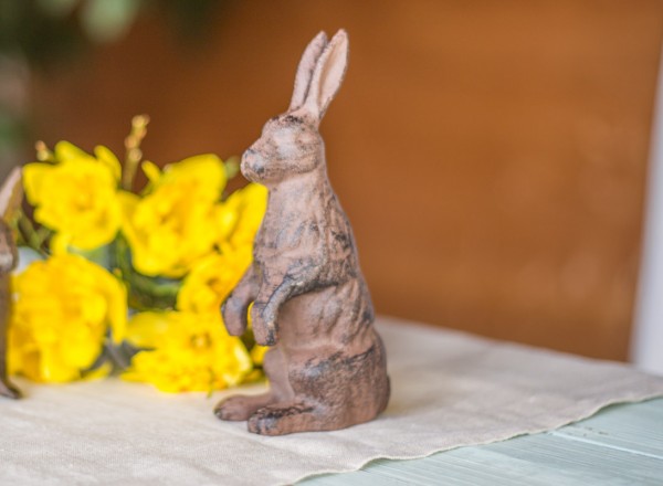 Metall-Hase stehend